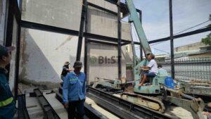 lắp dựng kết cấu thép trong hẻm cho nhà gạch aac