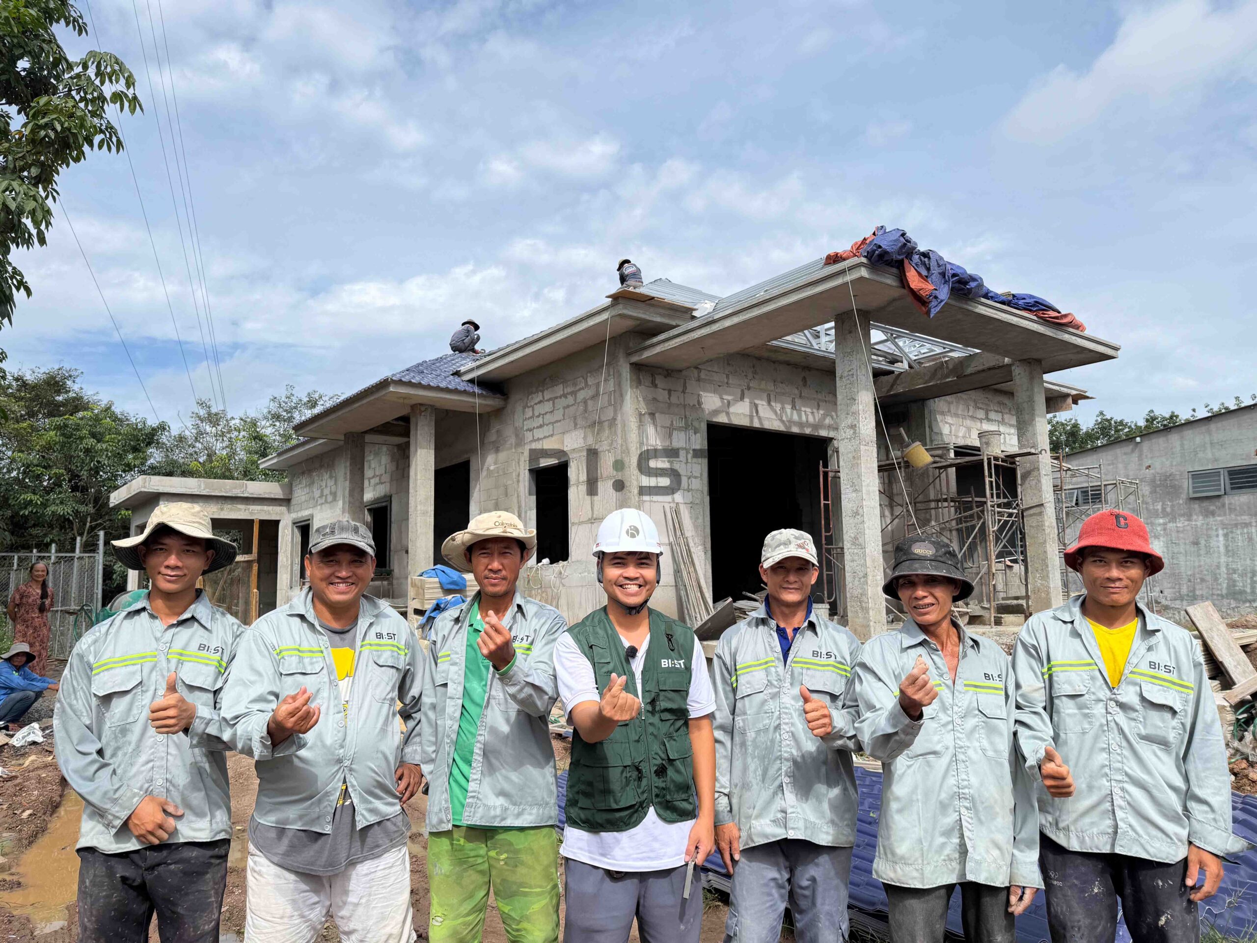 Đội ngũ thợ xây trực thuộc BI:ST tại công trình